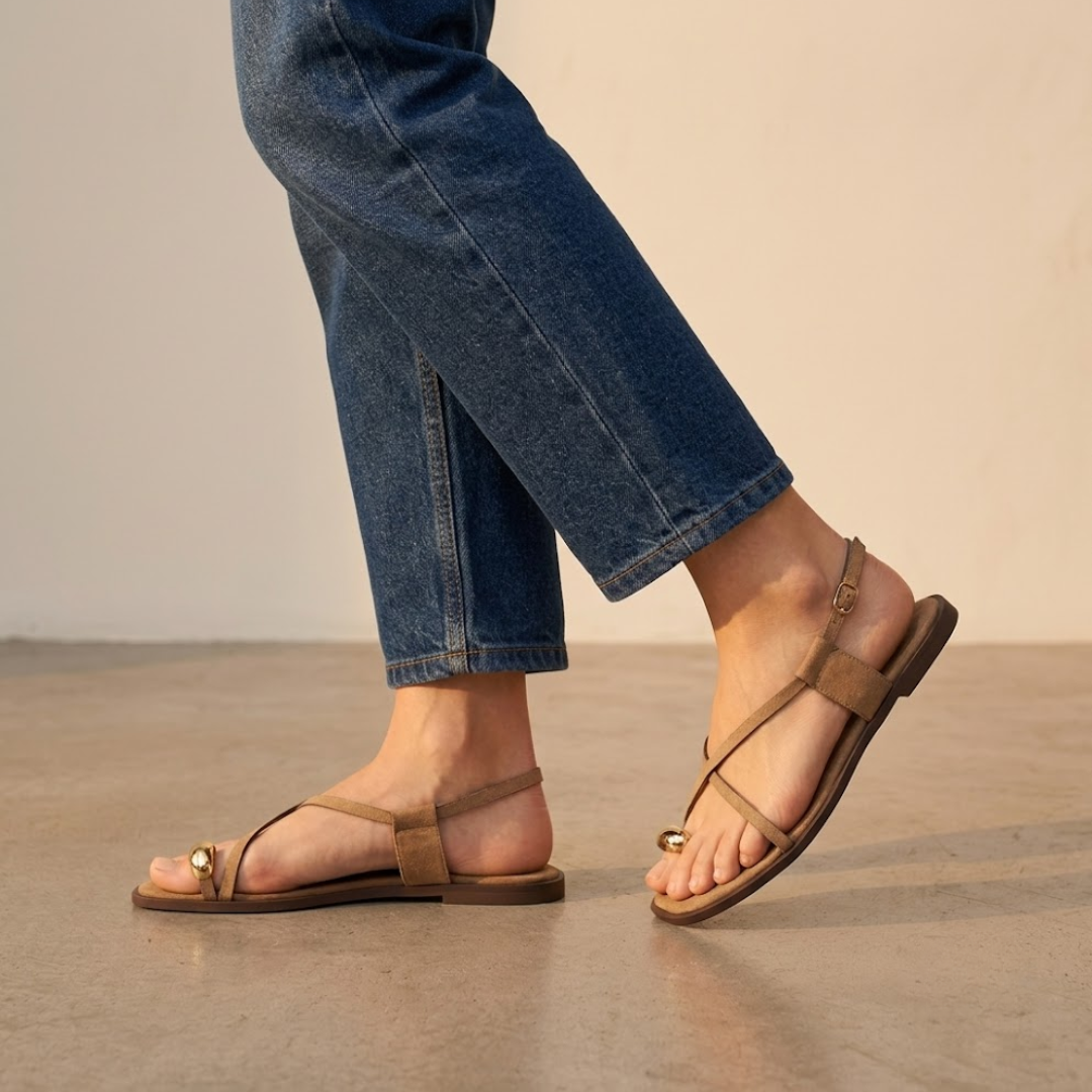 SANDALIAS PLANAS DE TIRAS CRUZADAS CON ESFERA "CARLA"