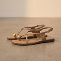 SANDALIAS PLANAS DE TIRAS CRUZADAS CON ESFERA "CARLA"